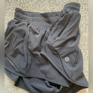 lululemon athletica black low rise hotty hot lined 2.5" shorts